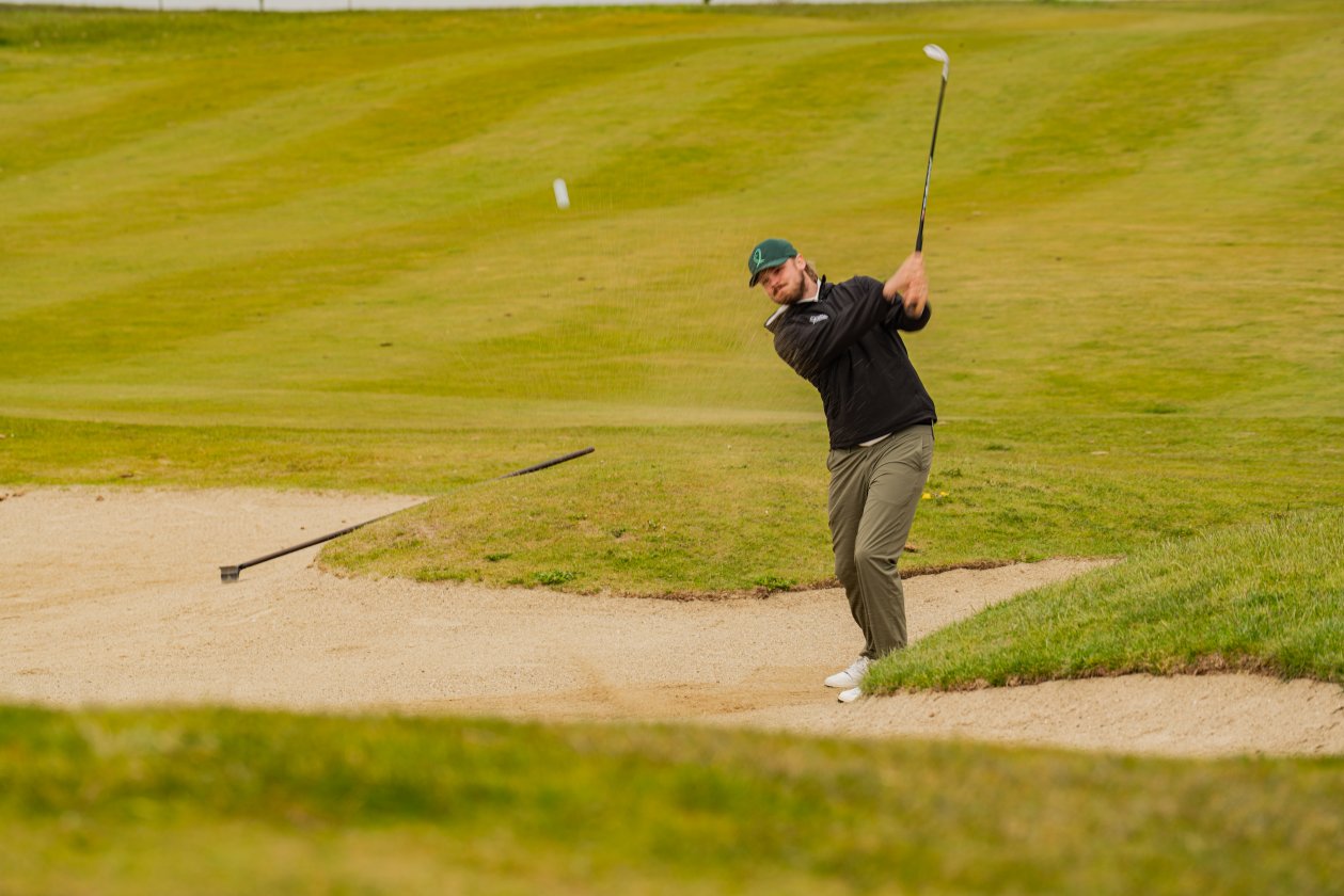 Golfeur jouant un coup depuis un bunker