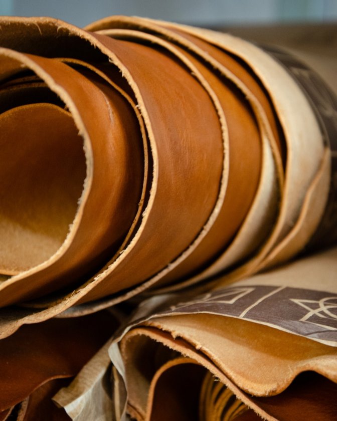 Rouleaux de cuir tanné végétal dans une tannerie de Toscane